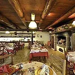 Hotel Restaurant La Creche Et Sa Piscine Interieure - Logis Hotels Hotel