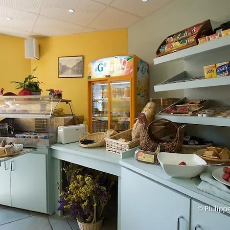 Hotel Restaurant La Crèche Et Sa Piscine Intérieure - Logis La Chomette