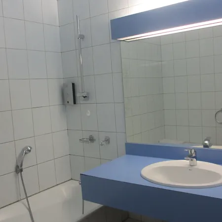 Restaurant La Creche Et Sa Piscine Interieure - Logis