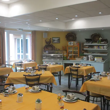 Restaurant La Creche Et Sa Piscine Interieure - Logis 酒店 3*