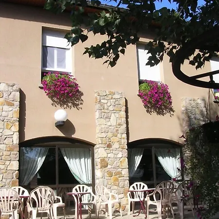 酒店 Restaurant La Creche Et Sa Piscine Interieure - Logis