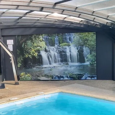 Restaurant La Crèche Et Sa Piscine Intérieure - Logis Hotel