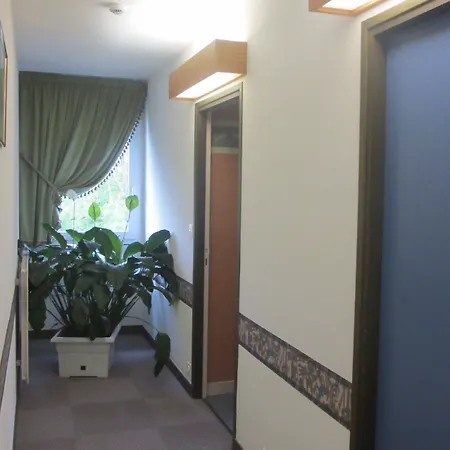 Hotel Restaurant La Crèche Et Sa Piscine Intérieure - Logis