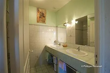 Hotel Restaurant La Crèche Et Sa Piscine Intérieure - Logis