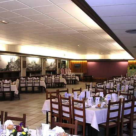 Hotel Restaurant La Crèche Et Sa Piscine Intérieure - Logis La Chomette
