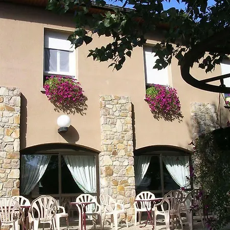 Restaurant La Creche Et Sa Piscine Interieure - Logis